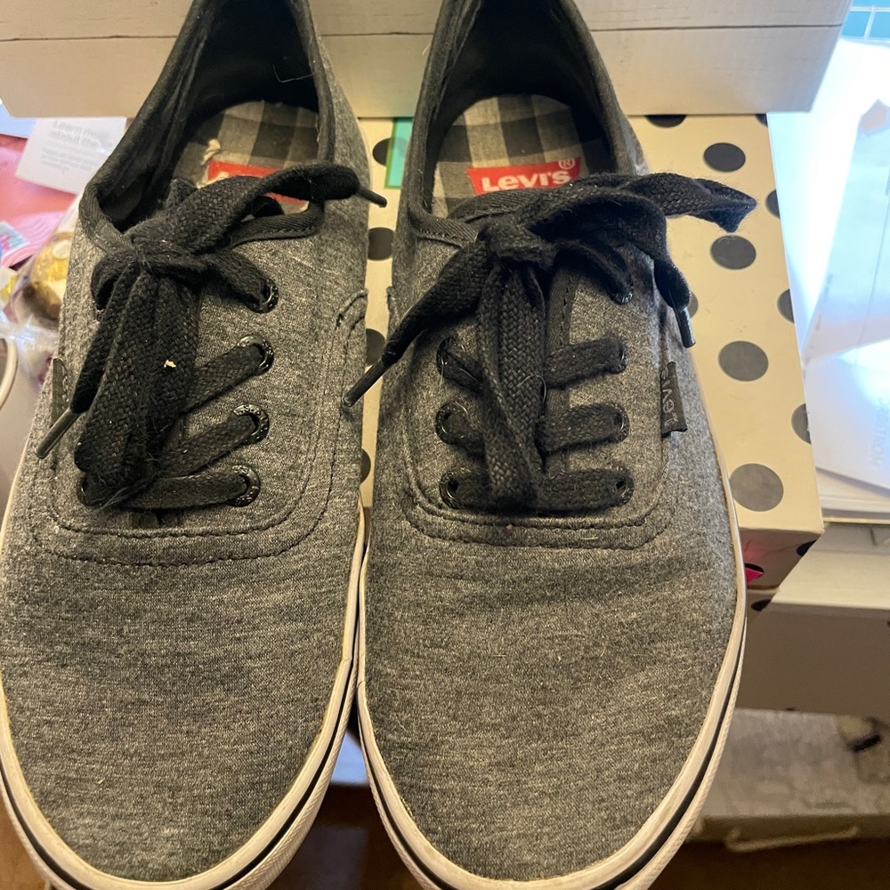 Levi’s sneakers Sz 8 Gray